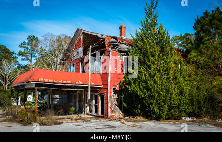 Casa abbandonata con tetto caving in pareti e collassare sulla Costa della Carolina del Nord Foto Stock