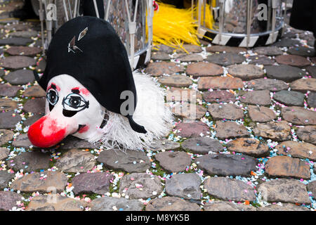 Il Carnevale di Basilea 2018. Andreasplatz, Basilea, Svizzera - Febbraio 19th, 2018. Close-up di una maschera di Carnevale e rullante su coriandoli strada coperta Foto Stock