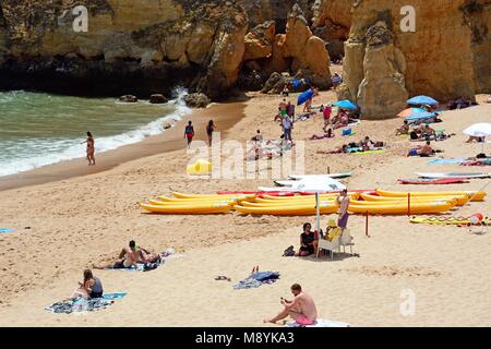 I turisti relax su Praia da Batata beach, Lagos, Algarve, Portogallo, dell'Europa. Foto Stock