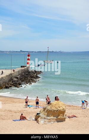 I turisti relax su Praia da Batata beach con i turisti in barca verso la parte posteriore, Lagos, Algarve, Portogallo, dell'Europa. Foto Stock