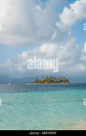 Piccola isola e barca a vela nel Mar dei Caraibi - isole San Blas - spiaggia perfetta, palme e acqua chiara - Guna Yala, Panama Foto Stock