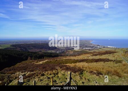 Ramsey e la pianura settentrionale visto da Guthries Memorial sull'iconica corso TT Isola di Man Foto Stock