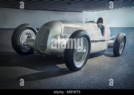 STUTTGART, Germania-Aprile 7, 2017: 1934 Mercedes-Benz W 25 750 kg racing car 'Silver freccia' nel Museo Mercedes. Foto Stock