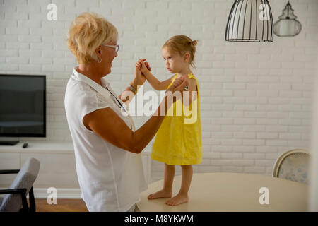 Nonna e nipote di carino divertirsi in camera Foto Stock
