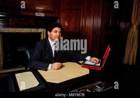 Nigel Lawson il Cancelliere dello scacchiere con la casella di bilancio prima del suo bilancio 1986. Foto Stock