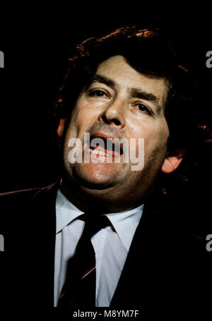 Nigel Lawson il Cancelliere dello scacchiere con la casella di bilancio prima del suo bilancio 1986. Foto Stock