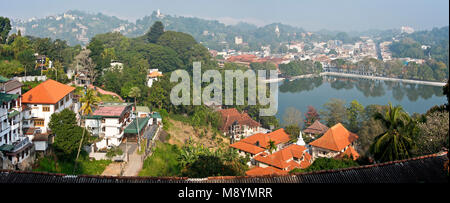 A 2 foto panoramiche di cucitura cityscape vista aerea di Kandy in Sri Lanka con Lago Kandy in una giornata di sole con cielo blu. Foto Stock