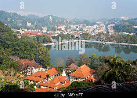 Un' antenna cityscape vista di Kandy in Sri Lanka con Lago Kandy centro in una giornata soleggiata con cielo blu. Foto Stock