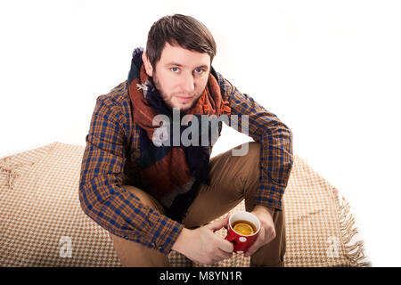 Vista di profilo di un giovane uomo bello bere un tè per alleviare i sintomi della canna fumaria. Foto Stock