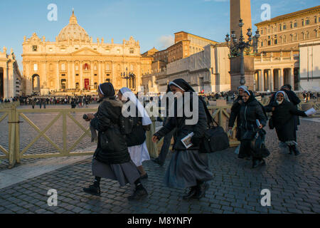 Città del Vaticano. Le monache di arrivare alla messa di inaugurazione del Papa Francesco a piazza San Pietro il 19 marzo 2013 in Vaticano. Foto Stock