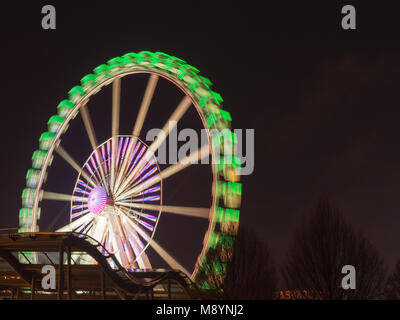 Amburgo, Germania - 04 Aprile 2016: Hamburger Dom ha tenuto tre volte l'anno, è il più grande festival pubblico nel nord della Germania. Inizia il 23 marzo 2018. Foto Stock