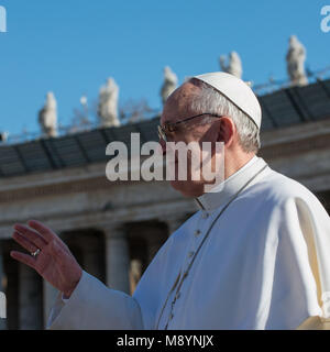 Città del Vaticano. Papa Francesco onde dal papamobile durante la sua inaugurazione la messa in piazza San Pietro il 19 marzo 2013 in Vaticano. Foto Stock