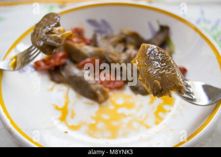 Dettaglio dei funghi stufati bloccato in alcune forcelle Foto Stock