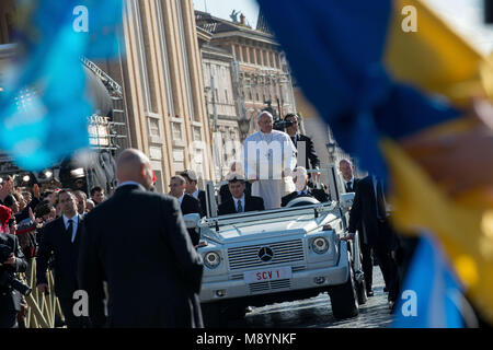 Città del Vaticano. Papa Francesco onde dal papamobile durante la sua inaugurazione la messa in piazza San Pietro il 19 marzo 2013 in Vaticano. Foto Stock