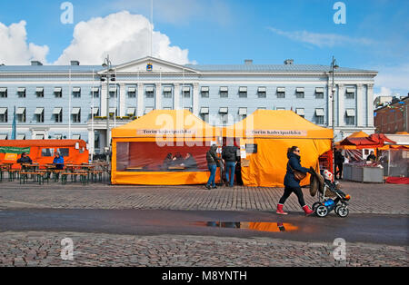 HELSINKI, Finlandia - 23 Aprile 2016: la gente in aria aperta caffè sulla piazza del mercato vicino al Golfo di Finlandia nel centro di Helsinki Foto Stock