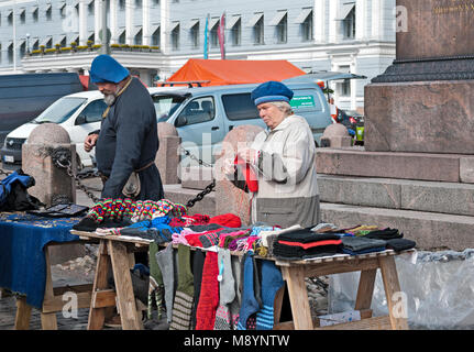 HELSINKI, Finlandia - 23 Aprile 2016: il finlandese donna a maglia e vende lana colorata di merci su piazza del mercato Kauppatori () vicino al Golfo di Finlandia Foto Stock