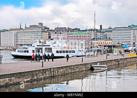 HELSINKI, Finlandia - 23 Aprile 2016: la gente a piedi sul molo vicino alla Piazza del Mercato e il molo con il traghetto per Suomenlinna (Sveaborg) Fortezza Foto Stock