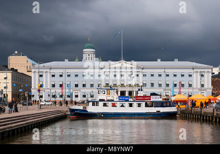 HELSINKI, Finlandia - 23 Aprile 2016: Floating cafe nel porto vicino Piazza del Mercato (Kolera-allas; colera bacino). Foto Stock