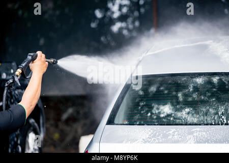 Pulizia cura auto con acqua ad alta pressione cleaner Foto Stock