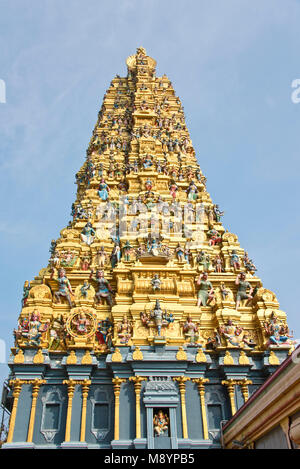 Una vista del Sri Muthumariamman tempio, Matale nello Sri Lanka in una giornata di sole con cielo blu. Foto Stock