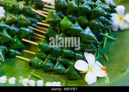 Miang kham - Piper sarmentosum foglia antipasto wrap Thai Royal cibo Foto Stock