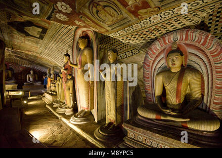 Una vista interna di un Bhudda statue in una delle caverne a Dambulla tempio nella grotta aka il Tempio d'Oro di Dambulla. Foto Stock