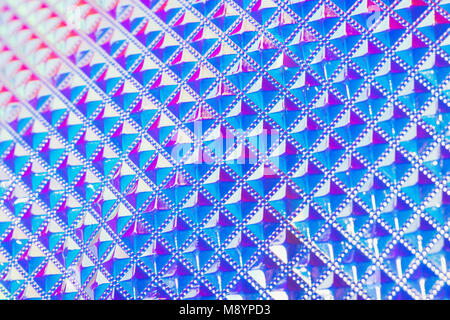 Ultravioletto olografico glitter sfondo geometrico. Serpente stilizzato o pesce o mermaid bilance con rosa blu gradiente. Moderno 80s 90s sullo sfondo delle tendenze Foto Stock