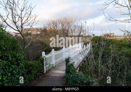 Un bianco ponte in legno sul Roker burrone in Roker Park, Sunderland Foto Stock