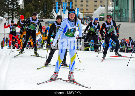 I fondisti alla Engadin Skimarathon sulla salita per il Stazer Wald hill, cinquantesimo Engadin Skimarathon, 11 marzo 2018, San Moritz, Svizzera Foto Stock