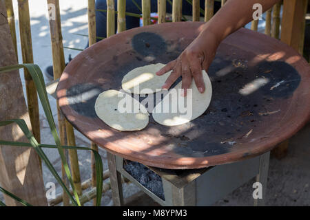 San Juan Teitipac, Oaxaca, Messico - una donna rende memelitas su un comal durante la linguistica e fiera del patrimonio in una piccola città zapoteco. Foto Stock