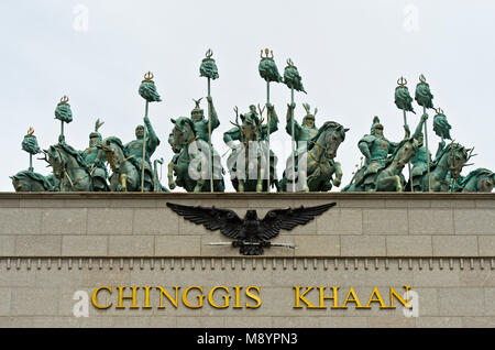 Statue delle orde mongolo sul cancello di ingresso alla Chinggis Khaan statua complessa, Tsonjin Boldog, Mongolia Foto Stock