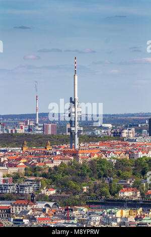 Zizkov torre televisiva (Zizkovska vez) a Praga, Repubblica Ceca. Foto Stock