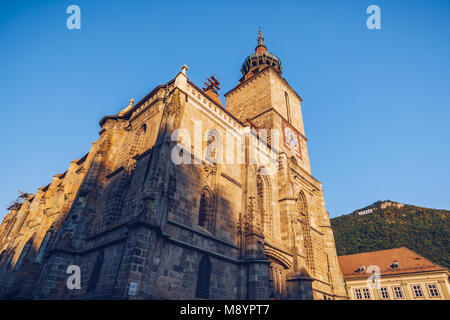 Brasov, Romania. La Chiesa Nera costruita in epoca medievale in Consiglio Square nel centro cittadino di Brasov, in Transilvania. Foto Stock