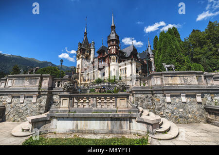 Il castello di Peles, Sinaia, Romania. Dato il suo valore storico e artistico, il castello di Peles è una delle più belle e importanti monumenti in Europa. Foto Stock