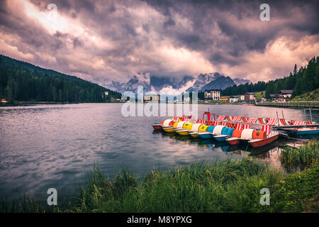 Lago di Misurina, pittoresco pomeriggio in scena le Tre Cime di Lavaredo Parco Naturale Alpi Dolomitiche, Italia, Europa. Foto Stock