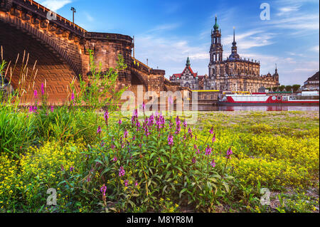 Scenic estate vista della città vecchia architettura con fiume Elba terrapieno a Dresda in Sassonia, Germania Foto Stock