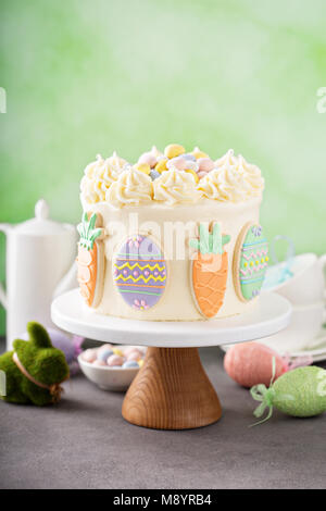 Decorazione torta di Pasqua. Zucchero a velo, crostini, perline  commestibili. Ingredienti naturali e sani, tavolo in legno d'epoca Foto  stock - Alamy