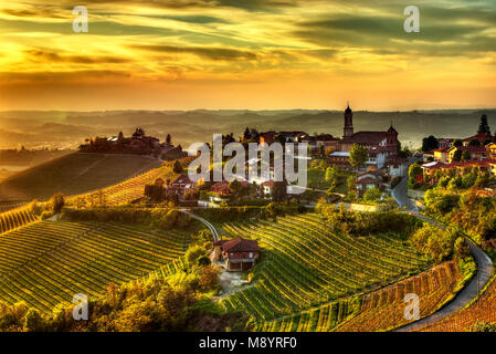 La terra dei vini - Treiso il paese di Treiso, nelle Langhe (Piemonte, Italia), la limitata zona di produzione del prestigioso vino Barbaresco. Foto Stock