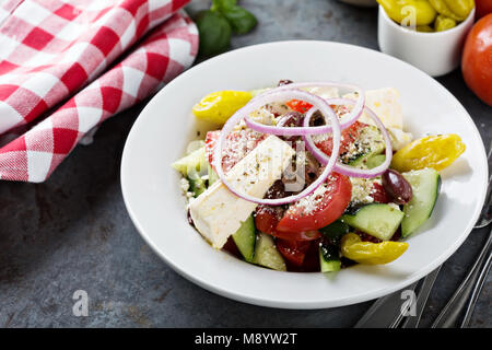 Insalata greca con verdure fresche e formaggio feta Foto Stock