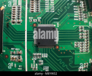 I componenti elettronici sulla scheda principale del resistore e la tecnologia a chip Foto Stock