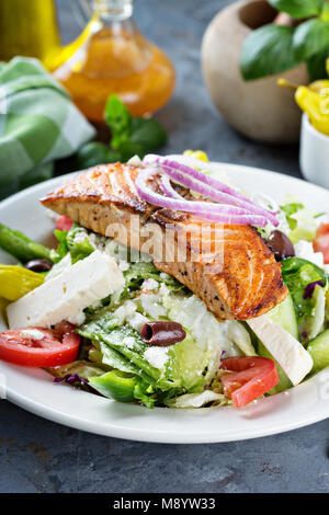 Salmone alla griglia con insalata fresca Foto Stock