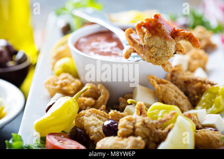 Calamari fritti con salsa marinara Foto Stock