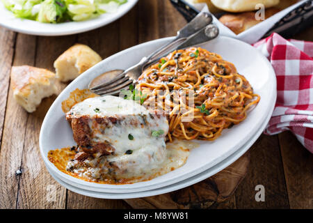 Parmigiana di melanzane con spaghetti Foto Stock