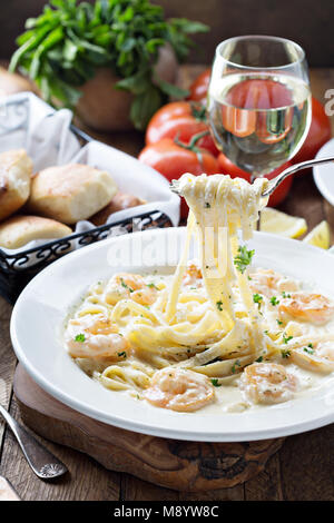 Fettuccine Alfredo con gamberetti Foto Stock