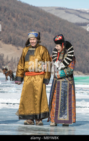 Hatgal, Mongolia, 4 Marzo 2018: popolo mongolo vestito in abiti tradizionali su un lago ghiacciato Khuvsgul Foto Stock