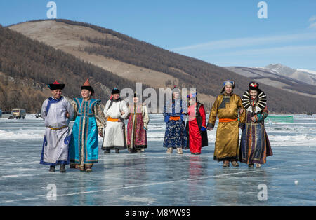 Hatgal, Mongolia, 4 Marzo 2018: popolo mongolo vestito in abiti tradizionali su un lago ghiacciato Khuvsgul Foto Stock