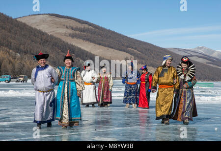 Hatgal, Mongolia, 4 Marzo 2018: popolo mongolo vestito in abiti tradizionali su un lago ghiacciato Khuvsgul Foto Stock