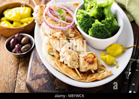 Pollo alla griglia spiedini su una pita Foto Stock