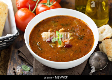 Zuppa di pomodoro con fagioli e pasta Foto Stock
