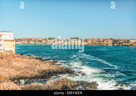 Frammento della vecchia città di Sozopol, Bulgaria. Vista della baia sul Mar Nero in città. Foto Stock